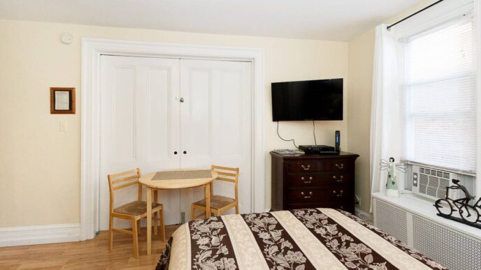 venue/architecture

Habitación luminosa en hotel de Riviera Maya. Diseño moderno con cama, TV y mesa auxiliar. Ideal para Inmobiliare Summits. #realestate #Mexico