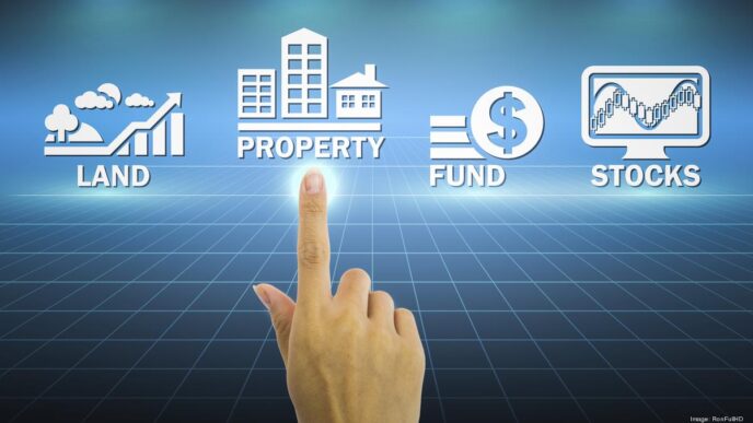 Inversión inmobiliaria: mano selecciona opciones como terrenos, propiedades, fondos y acciones. Inversionistas centran capital sector manufacturero.