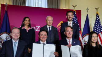 Sponsors/branding.

Gobernadores firman acuerdo en evento con logo de Amazon. Destacados líderes en conferencia Inmobiliare Summits. Colaboración en bienes raíces.