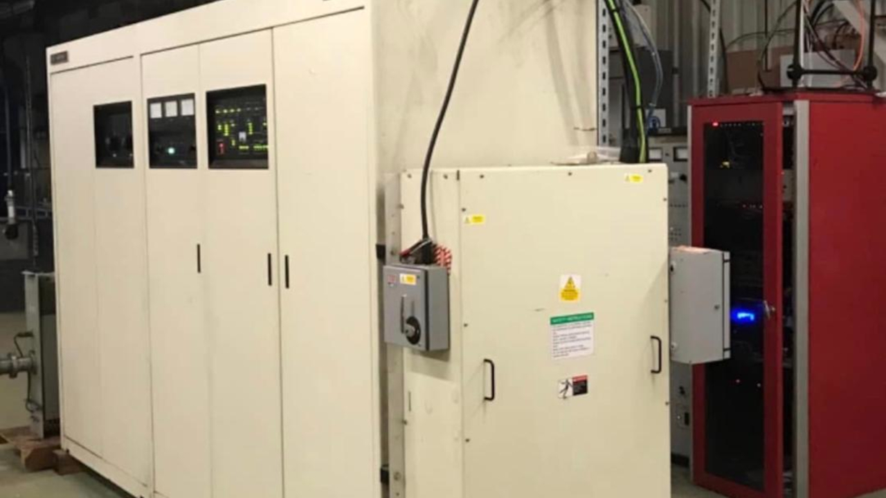 Equipo AM Radio Caroline alimentado por energía solar. Paneles de control blancos y armarios electrónicos rojos. Solución sostenible innovadora.