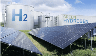 Paneles solares con tanques de almacenamiento de hidrógeno, clave para energía verde. Instalación de energía solar y producción de H2 con tecnología.