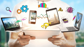 Ilustración digital de innovación en real estate. Un hombre sostiene una tablet con gráficos y dispositivos. Concepto de Inmobiliare Summits LATAM.