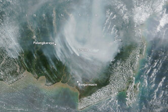 Imagen satelital de Indonesia cubierta de humo, mostrando Palangkaraya y Banjarmasin. Impacto ambiental de Enso al expandirse a México.