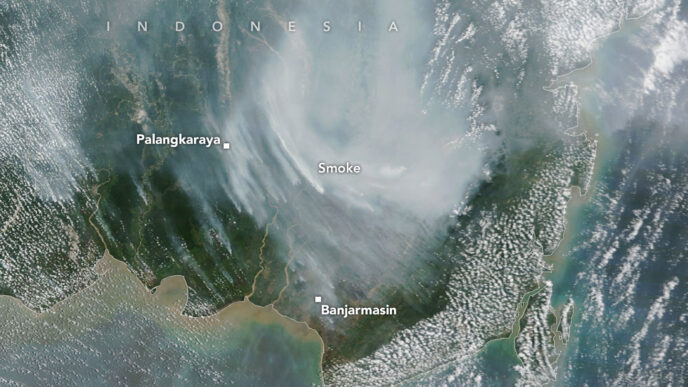 Imagen satelital de Indonesia cubierta de humo, mostrando Palangkaraya y Banjarmasin. Impacto ambiental de Enso al expandirse a México.