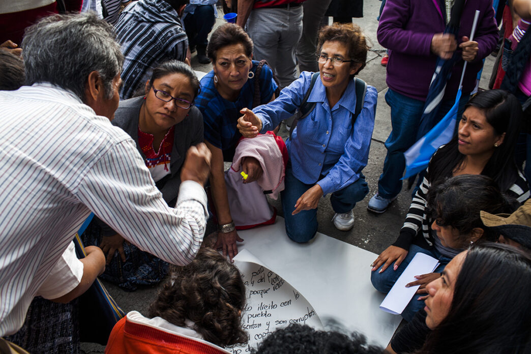 Manifestantes en México protestan contra la corrupción. Ciudadanos exigen justicia y transparencia en las calles. #México #protesta