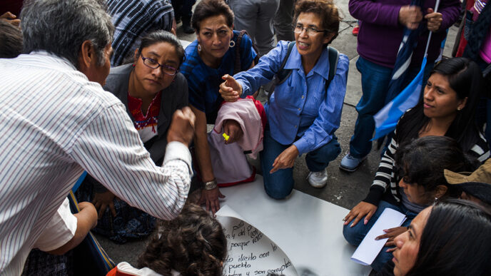 Manifestantes en México protestan contra la corrupción. Ciudadanos exigen justicia y transparencia en las calles. #México #protesta