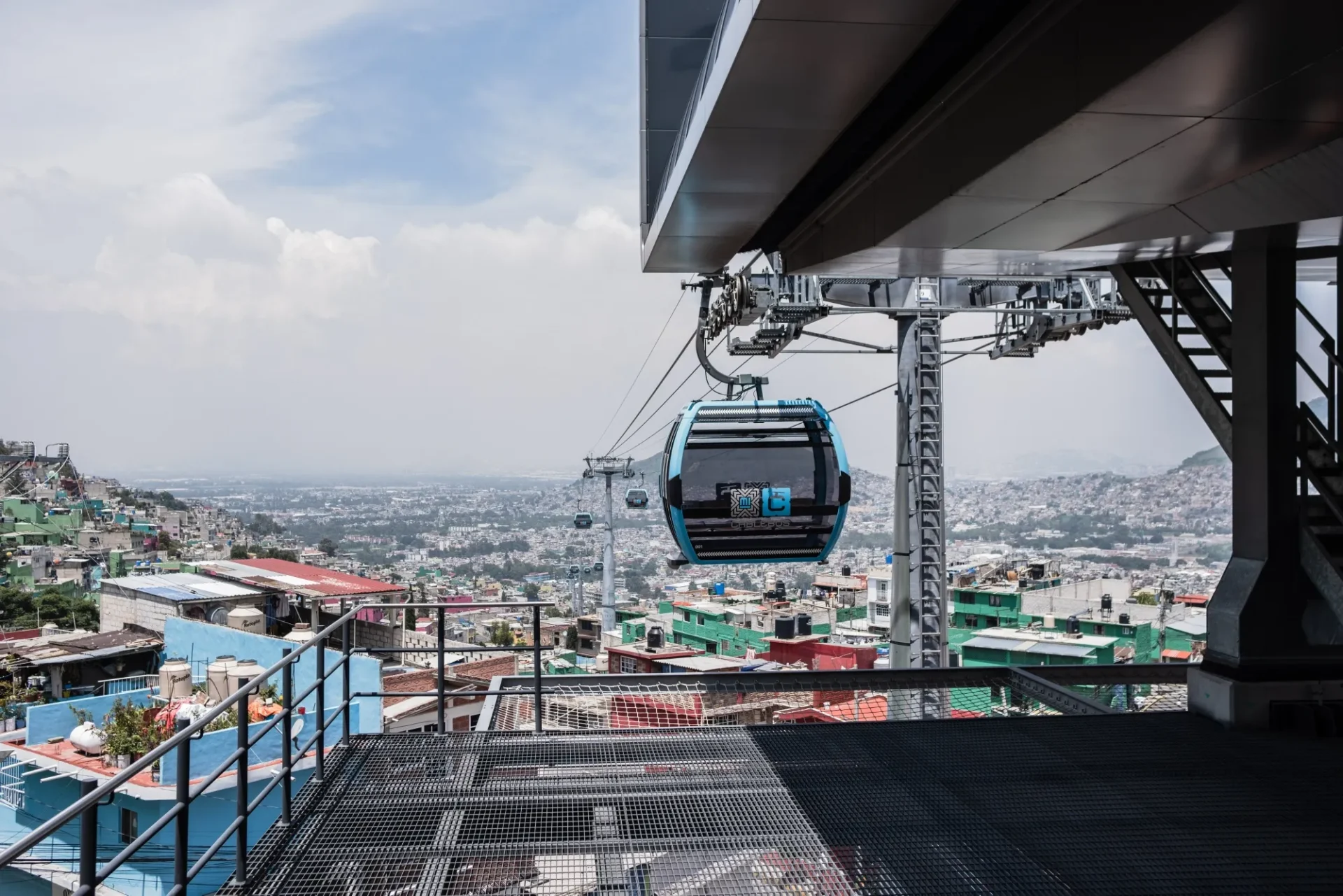 venue/architecture

Teleférico moderno en CDMX, vista panorámica de la ciudad. Infraestructura urbana para Inmobiliare Summits, real estate en México.