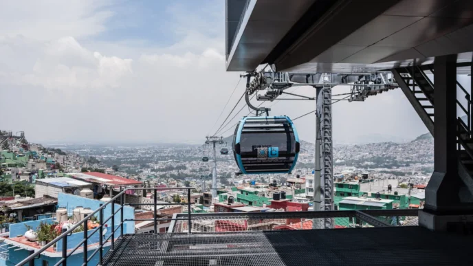 venue/architecture

Teleférico moderno en CDMX, vista panorámica de la ciudad. Infraestructura urbana para Inmobiliare Summits, real estate en México.