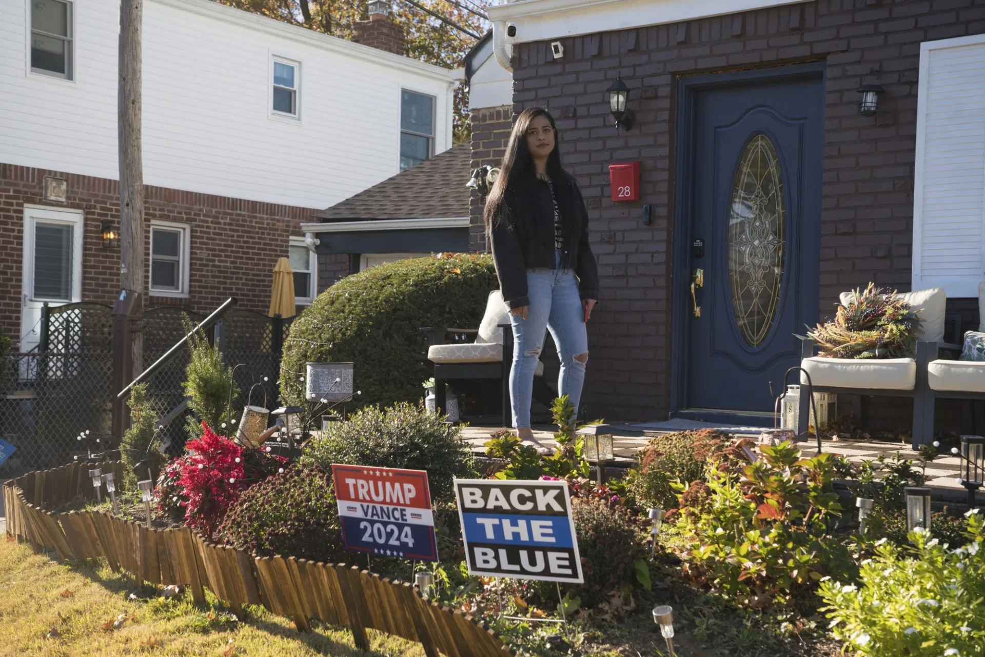 city/destination
Mujer frente a vivienda con carteles políticos. Impacto de elecciones 2024 en el sector real estate. Análisis de Inmobiliare Summits en México.