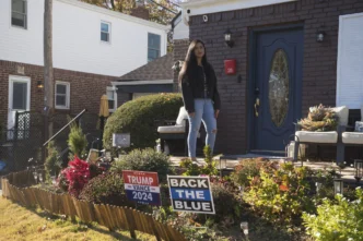 city/destination
Mujer frente a vivienda con carteles políticos. Impacto de elecciones 2024 en el sector real estate. Análisis de Inmobiliare Summits en México.