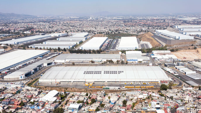 Vista aérea de parques industriales en México. Impacto de la escasez de oferta en el precio de renta de espacios industriales visible en la foto.