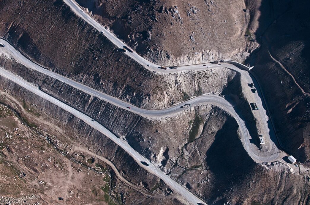 city/destination
Vista aérea de carretera sinuosa en paisaje montañoso. Destino Inmobiliare Summits, México.