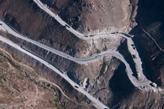 city/destination
Vista aérea de carretera sinuosa en paisaje montañoso. Destino Inmobiliare Summits, México.