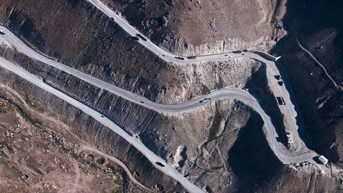 city/destination
Vista aérea de carretera sinuosa en paisaje montañoso. Destino Inmobiliare Summits, México.