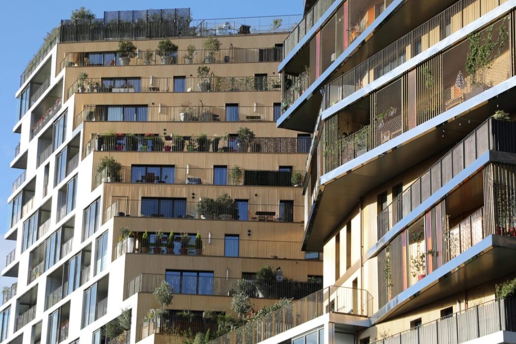 venue/architecture
Edificios residenciales modernos con balcones y vegetación. Arquitectura urbana en Europa, tema de Inmobiliare Summits. Soluciones de real estate.