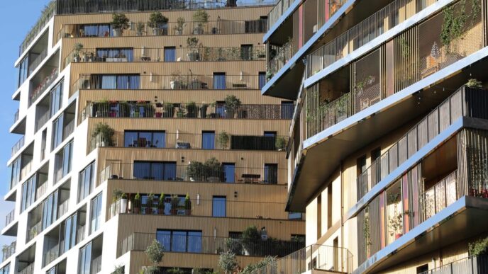 venue/architecture
Edificios residenciales modernos con balcones y vegetación. Arquitectura urbana en Europa, tema de Inmobiliare Summits. Soluciones de real estate.