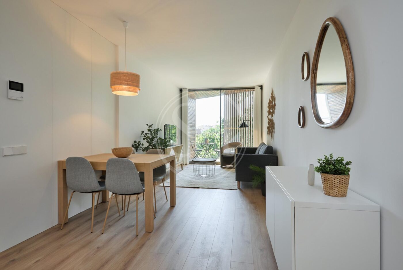 venue/architecture
Espacio interior con mesa y sillas cerca de balcón. Diseño moderno y funcional, ideal para home office. Inmuebles24 presenta soluciones de real estate.