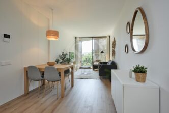 venue/architecture
Espacio interior con mesa y sillas cerca de balcón. Diseño moderno y funcional, ideal para home office. Inmuebles24 presenta soluciones de real estate.