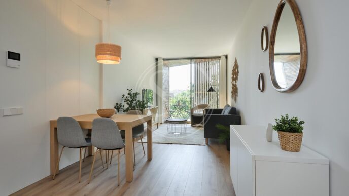 venue/architecture
Espacio interior con mesa y sillas cerca de balcón. Diseño moderno y funcional, ideal para home office. Inmuebles24 presenta soluciones de real estate.