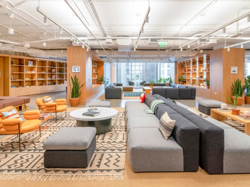 venue/architecture

Interior de WeWork, espacio flexible para Inmobiliare Summits. Diseño moderno con estanterías y cómodos sofás. Conferencia real estate México.