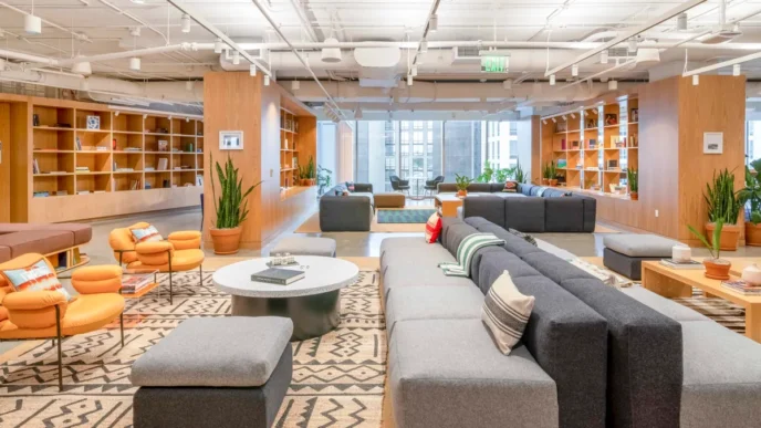 venue/architecture

Interior de WeWork, espacio flexible para Inmobiliare Summits. Diseño moderno con estanterías y cómodos sofás. Conferencia real estate México.