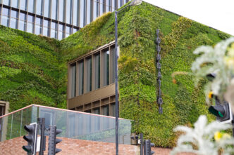 Fachada verde del edificio Foundation en Manchester, ejemplo de espacios sostenibles y Real Estate verde que redefine la arquitectura urbana con vegetación.