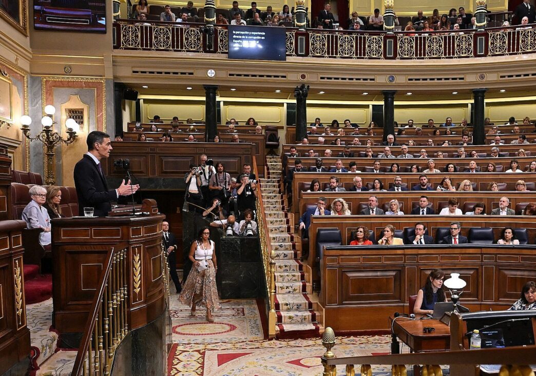 Venue/architecture.

Pedro Sánchez, orador, en el Congreso de los Diputados. El recinto legislativo acoge debates y sesiones parlamentarias. España.