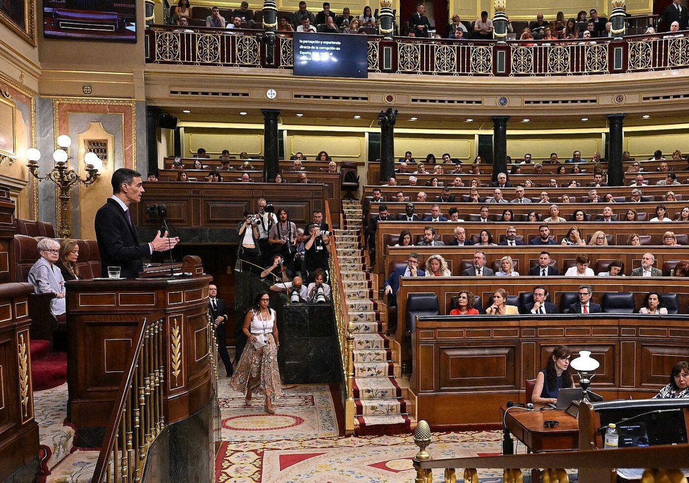 Venue/architecture.

Pedro Sánchez, orador, en el Congreso de los Diputados. El recinto legislativo acoge debates y sesiones parlamentarias. España.