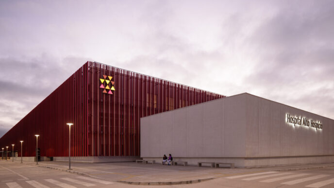 venue/architecture
Arquitectura moderna del Hospital Alto Hospicio, posible sede de Inmobiliare Summits LATAM. Diseño innovador en el sector real estate.