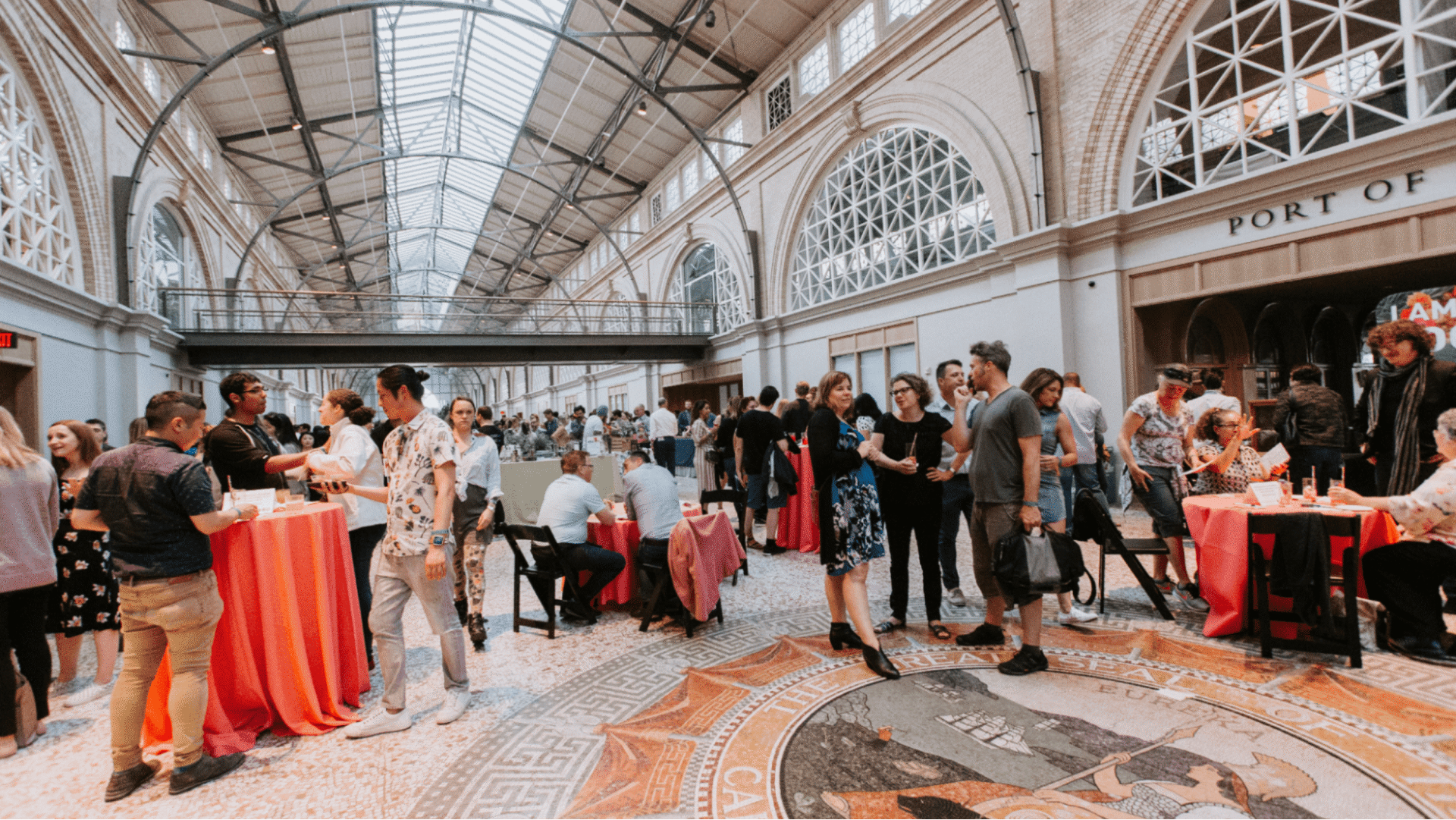 networking/expo
Networking en Inmobiliare Summits. Asistentes interactúan en la conferencia de real estate en México, LATAM. El venue luce concurrido durante el evento.