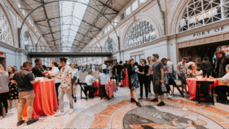 networking/expo
Networking en Inmobiliare Summits. Asistentes interactúan en la conferencia de real estate en México, LATAM. El venue luce concurrido durante el evento.