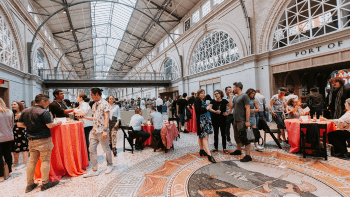 networking/expo
Networking en Inmobiliare Summits. Asistentes interactúan en la conferencia de real estate en México, LATAM. El venue luce concurrido durante el evento.