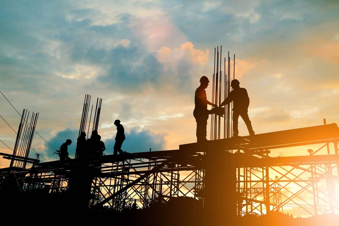 city/destination
Siluetas de trabajadores en construcción al atardecer. Impulso inmobiliario en México y LATAM. Ciudades en crecimiento.