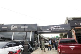 The image doesn't seem to be related to the keywords provided. I will provide an alt text based on the image content.

Exterior de Austria Auto Detailing y Bar, con personas y vehículos. Fachada moderna en blanco y negro.