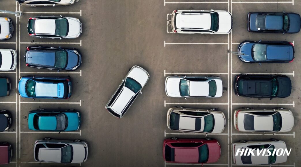 Sponsors/branding.

Estacionamiento lleno en Inmobiliare Summits, México. El logo de Hikvision es visible. Soluciones de seguridad para el sector real estate.