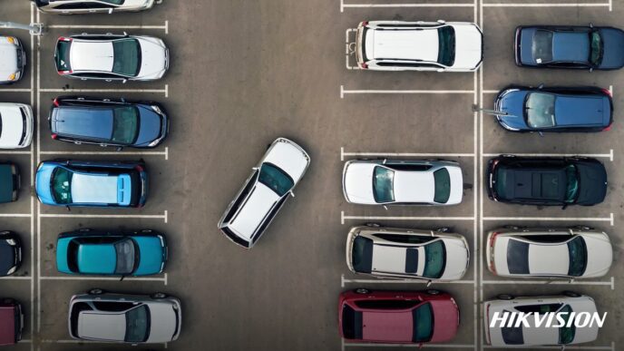 Sponsors/branding.

Estacionamiento lleno en Inmobiliare Summits, México. El logo de Hikvision es visible. Soluciones de seguridad para el sector real estate.