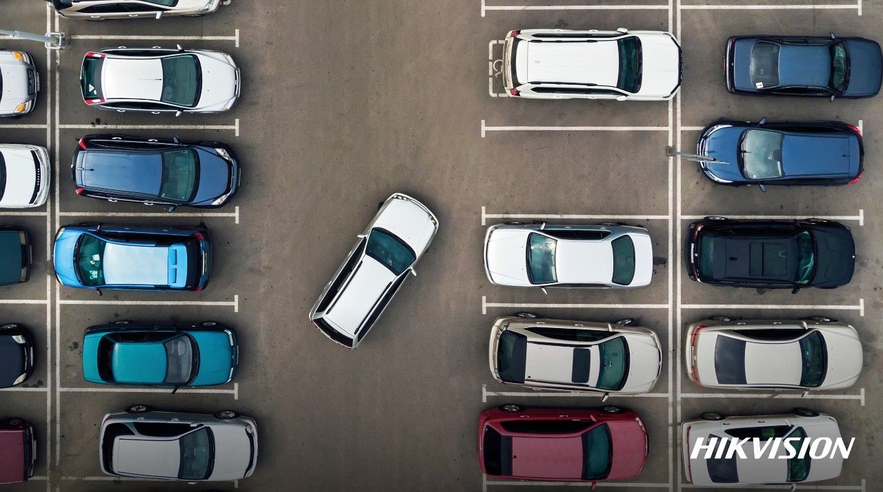 Sponsors/branding.

Estacionamiento lleno en Inmobiliare Summits, México. El logo de Hikvision es visible. Soluciones de seguridad para el sector real estate.