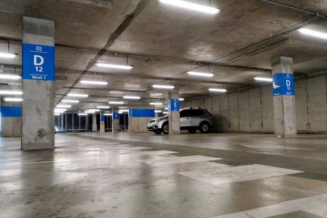 Venue/architecture.

Estacionamiento subterráneo en el campus de la Universidad de Chile. Diseño moderno para Inmobiliare Summits, evento de real estate en LATAM.