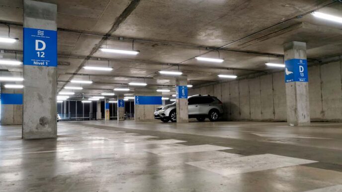 Venue/architecture.

Estacionamiento subterráneo en el campus de la Universidad de Chile. Diseño moderno para Inmobiliare Summits, evento de real estate en LATAM.