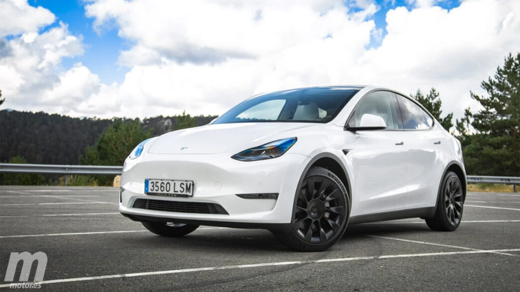 Automóvil Tesla blanco. Fabricantes de autos evalúan instalar armadoras cerca del AIFA, México. Inmobiliare Summits analiza el sector real estate.