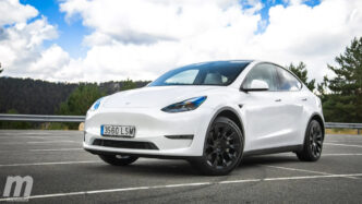 Automóvil Tesla blanco. Fabricantes de autos evalúan instalar armadoras cerca del AIFA, México. Inmobiliare Summits analiza el sector real estate.