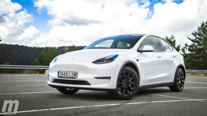 Automóvil Tesla blanco. Fabricantes de autos evalúan instalar armadoras cerca del AIFA, México. Inmobiliare Summits analiza el sector real estate.