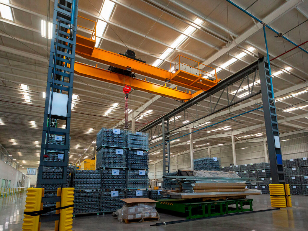 Venue/architecture.

Interior de una gran bodega con grúa aérea. Impacto del cierre de tiendas en el sector Inmobiliare. #RealEstate #LATAM #Venue