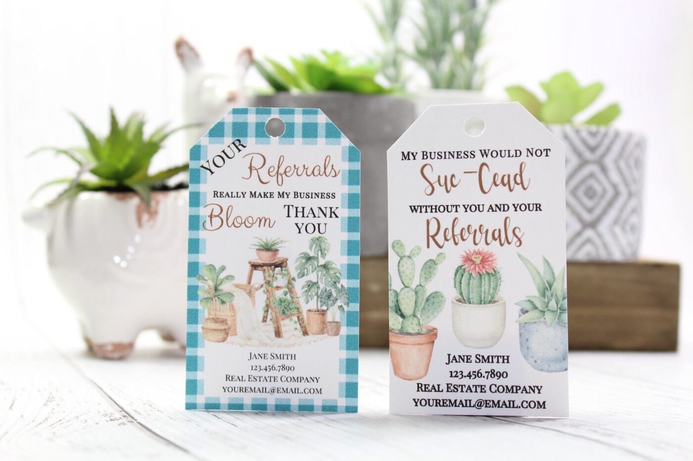 Sponsors/branding.

Tarjetas de agradecimiento de bienes raíces con diseño floral y de cactus. Contacto de Jane Smith. Ideal para networking en Inmobiliare Summits México.