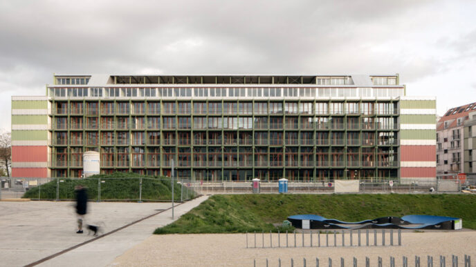 venue/architecture
Edificio de vivienda colectiva en Europa. Arquitectura innovadora en Inmobiliare Summits, real estate. Diseño urbano y espacio público en la ciudad.