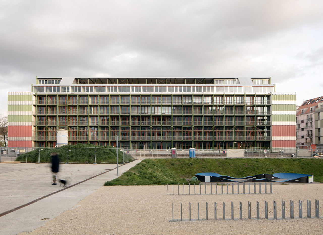 venue/architecture
Edificio de vivienda colectiva en Europa. Arquitectura innovadora en Inmobiliare Summits, real estate. Diseño urbano y espacio público en la ciudad.