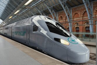 Tren Eurostar ecológico de lujo impulsando el Real Estate. Innovador diseño y sostenibilidad en transporte ferroviario de alta velocidad.