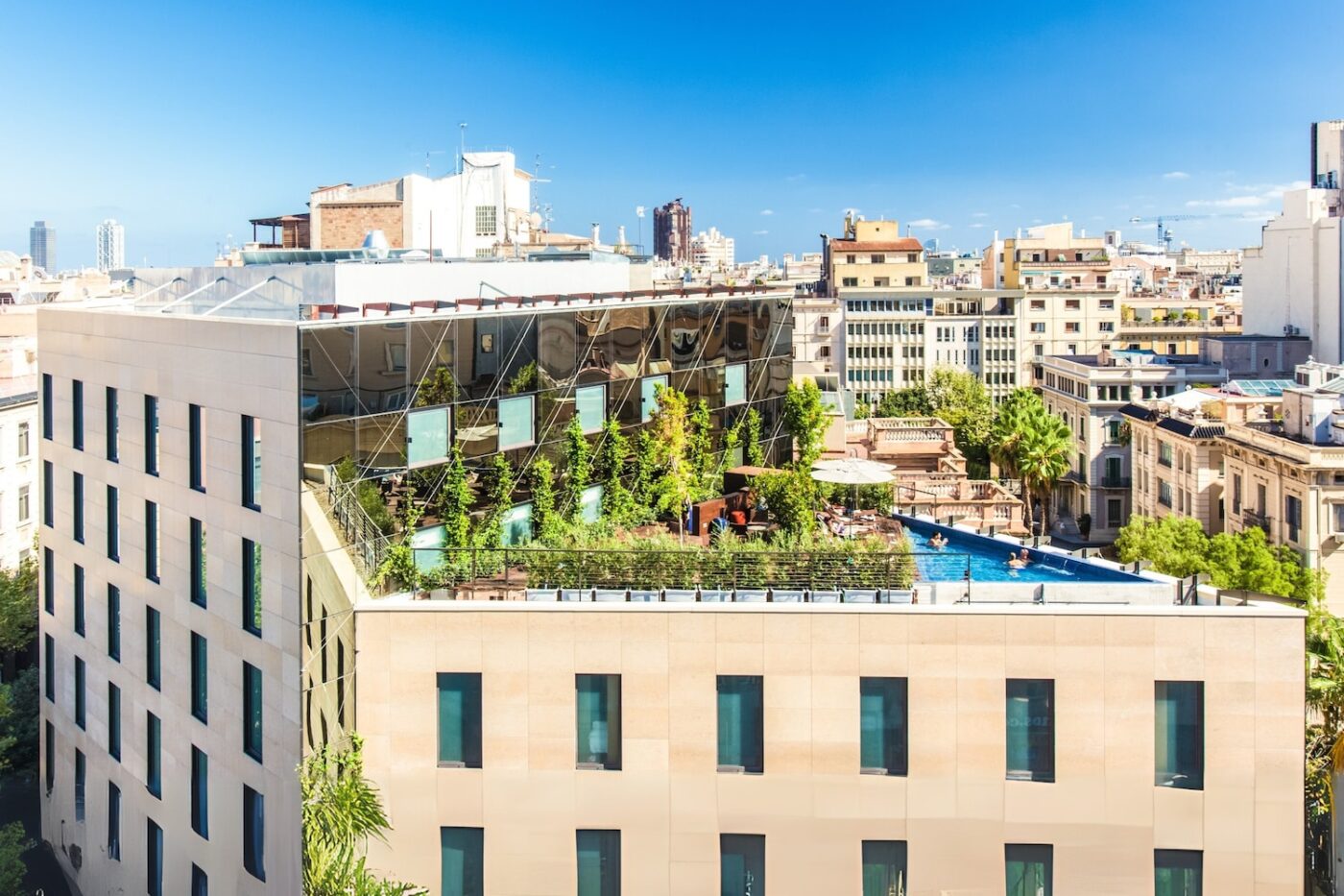 Venue/architecture.
Vista del hotel en España, posible sede de Inmobiliare Summits. Arquitectura moderna con piscina en la azotea. Real estate en la ciudad.