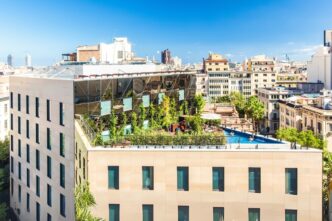 Venue/architecture.
Vista del hotel en España, posible sede de Inmobiliare Summits. Arquitectura moderna con piscina en la azotea. Real estate en la ciudad.