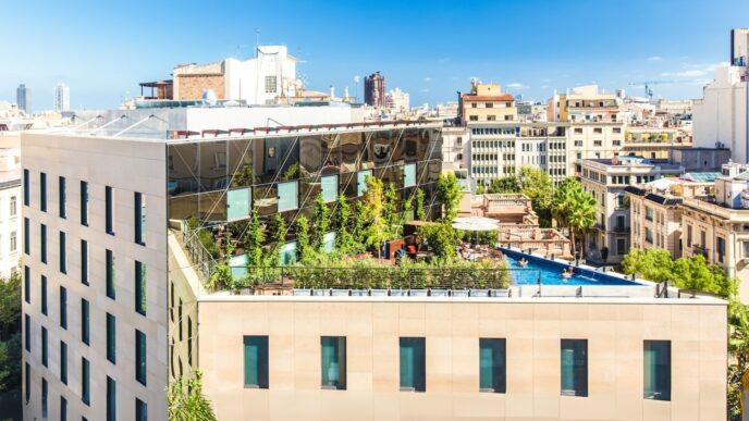 Venue/architecture.
Vista del hotel en España, posible sede de Inmobiliare Summits. Arquitectura moderna con piscina en la azotea. Real estate en la ciudad.
